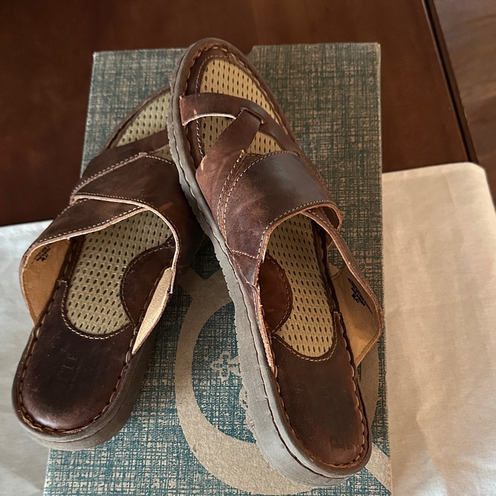 New Women’s (Born) Brown Leather Sandals